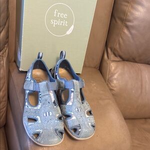 Like new won once Free Spirit size 38 leather Blue Sandals